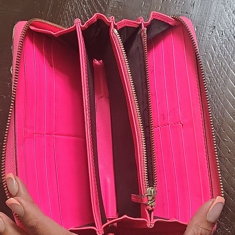 Gucci Zip Wallet - image 7